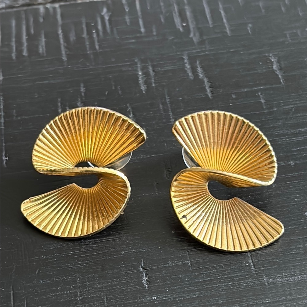 Vintage Geometric Gold-Toned Spiral S Post Back 80’s 90’s Earrings